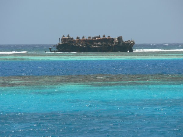 52- Un methanier echoue sur la barriere  de corail 